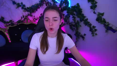 Snapshot of babe_dollie chatting on November 23, 8:58 am Babe online show from November 23, 8:58 am