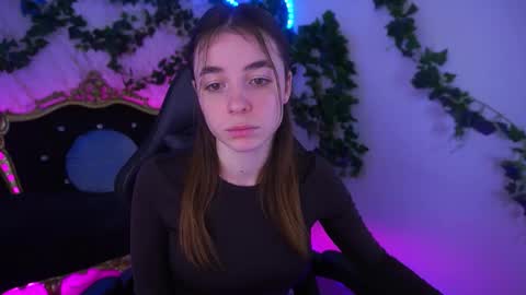 Snapshot of babe_dollie chatting on December 4, 8:45 am Babe online show from December 4, 8:45 am