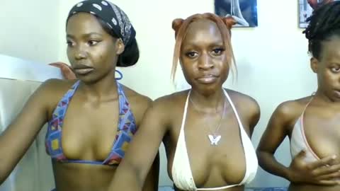 Snapshot of babydoll_230 chatting on July 20, 9:12 am Babydoll 230 online show from July 20, 9:12 am