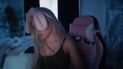 Snapshot of babysugarbunny chatting on November 2, 11:18 pm babysugarbunny online show from November 2, 11:18 pm