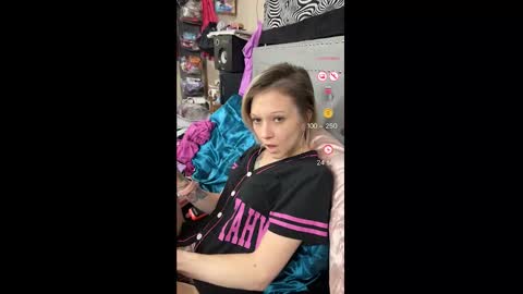 badbitchh online show from December 22, 7:33 am