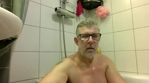 Snapshot of baggelina75 chatting on May 21, 6:26 pm baggelina75 online show from May 21, 6:26 pm