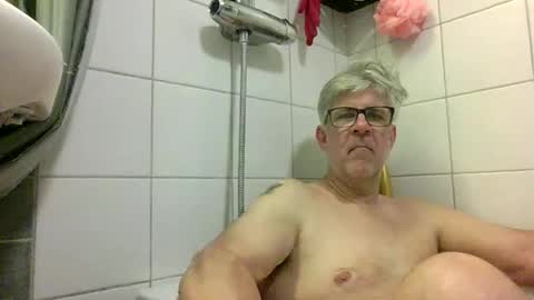 Snapshot of baggelina75 chatting on May 28, 7:11 pm baggelina75 online show from May 28, 7:11 pm
