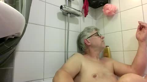 Snapshot of baggelina75 chatting on June 1, 7:59 pm baggelina75 online show from June 1, 7:59 pm
