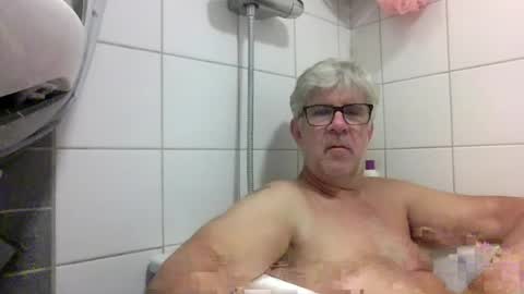 Snapshot of baggelina75 chatting on July 6, 6:43 pm baggelina75 online show from July 6, 6:43 pm