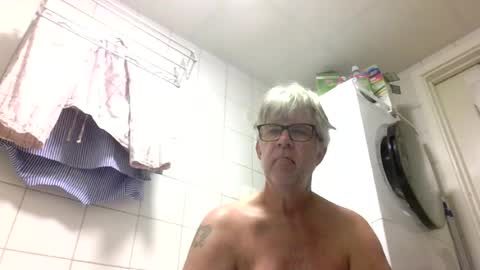 Snapshot of baggelina75 chatting on July 18, 7:56 am baggelina75 online show from July 18, 7:56 am