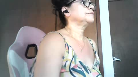 Snapshot of bailarina_atrevida chatting on August 3, 2:33 pm sandra online show from August 3, 2:33 pm