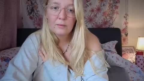 Snapshot of barbiegirl966 chatting on September 16, 8:37 am barbiegirl966 online show from September 16, 8:37 am