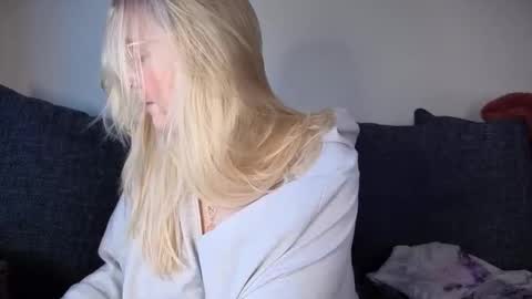 Snapshot of barbiegirl966 chatting on November 2, 10:06 am barbiegirl966 online show from November 2, 10:06 am