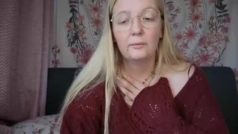 Snapshot of barbiegirl966 chatting on November 25, 11:21 am barbiegirl966 online show from November 25, 11:21 am