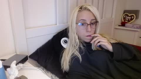 Snapshot of barelylegalblondy chatting on October 27, 11:03 am Lena online show from October 27, 11:03 am