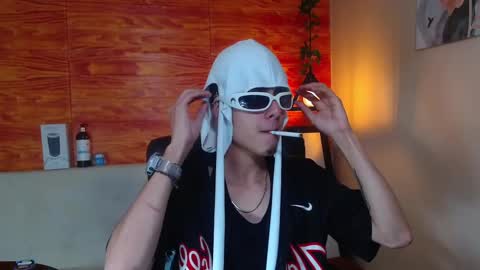 Snapshot of bastiaan_28 chatting on February 12, 3:18 am Bastian online show from February 12, 3:18 am