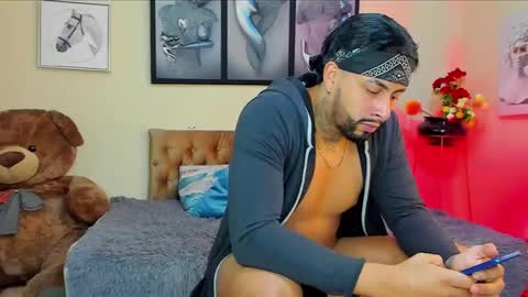 Snapshot of bastian_jones1 chatting on February 4, 1:34 am bastian_jones1 online show from February 4, 1:34 am