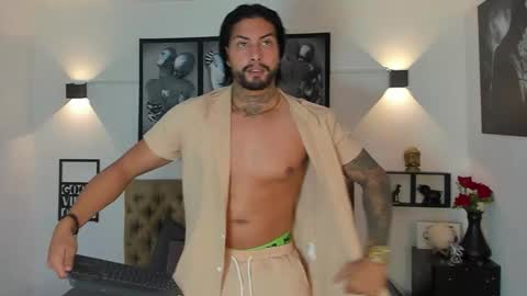 Snapshot of bastian_jones1 chatting on October 5, 1:37 am bastian_jones1 online show from October 5, 1:37 am