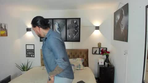 Snapshot of bastian_jones1 chatting on November 11, 1:38 am bastian_jones1 online show from November 11, 1:38 am