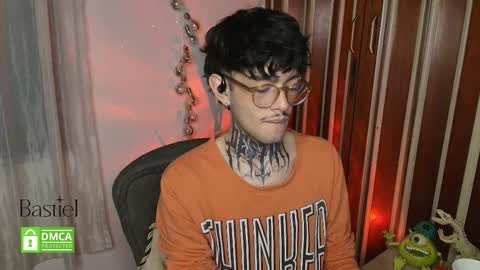 Snapshot of bastiel_ chatting on November 17, 11:43 pm Bastiel online show from November 17, 11:43 pm