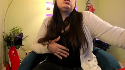 Snapshot of battymoll chatting on December 12, 3:16 pm battymoll online show from December 12, 3:16 pm