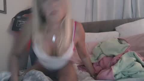 Snapshot of beach_bunny69 chatting on December 19, 8:56 am Emma online show from December 19, 8:56 am