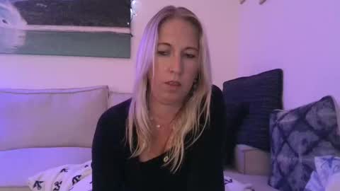 Snapshot of beach_bunny69 chatting on January 7, 5:43 am Emma online show from January 7, 5:43 am