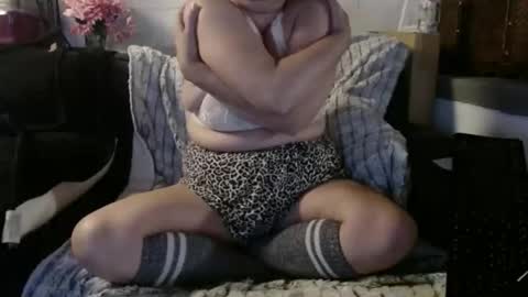 Snapshot of beachymilf chatting on May 6, 4:45 pm BeachyMILF online show from May 6, 4:45 pm