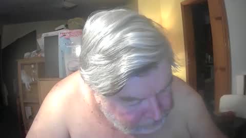 Snapshot of bear8620 chatting on April 27, 2:42 am bear online show from April 27, 2:42 am