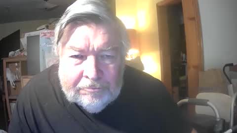Snapshot of bear8620 chatting on April 30, 8:31 am bear online show from April 30, 8:31 am