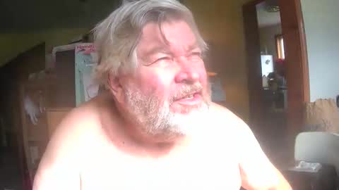 Snapshot of bear8620 chatting on April 30, 8:57 pm bear online show from April 30, 8:57 pm
