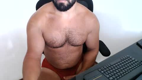 Snapshot of beard_top_guy chatting on November 12, 4:40 pm Beard Guy online show from November 12, 4:40 pm