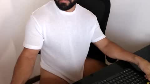 Snapshot of beard_top_guy chatting on November 18, 4:00 pm Beard Guy online show from November 18, 4:00 pm