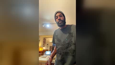 Snapshot of bearmeat4you chatting on December 17, 3:12 am bearmeat4you online show from December 17, 3:12 am