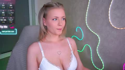 Snapshot of beatris_mils chatting on April 19, 4:39 pm Beatrice online show from April 19, 4:39 pm