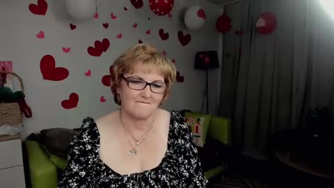 Snapshot of beautiful_lina7 chatting on February 14, 7:12 pm your Lana online show from February 14, 7:12 pm