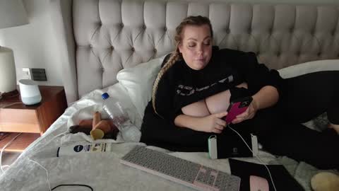 Snapshot of beauty4agent chatting on December 6, 7:56 pm beauty4agent online show from December 6, 7:56 pm