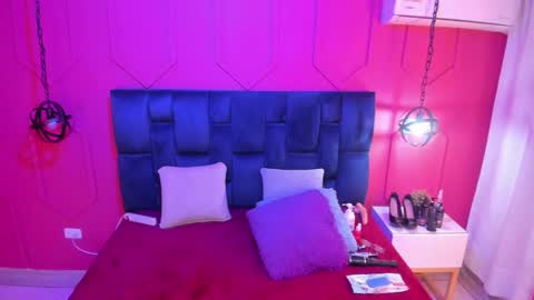 Snapshot of beauty_milf4 chatting on November 11, 11:21 am Chantall online show from November 11, 11:21 am