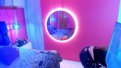 Snapshot of beauty_milf4 chatting on November 15, 11:40 am Chantall online show from November 15, 11:40 am