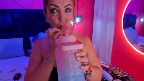 Snapshot of beauty_milf4 chatting on November 20, 11:32 am Chantall online show from November 20, 11:32 am