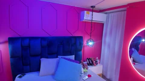 Snapshot of beauty_milf4 chatting on December 4, 11:08 am Chantall online show from December 4, 11:08 am