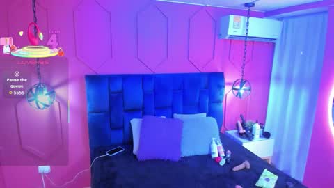 Snapshot of beauty_milf4 chatting on December 14, 11:37 am Chantall online show from December 14, 11:37 am