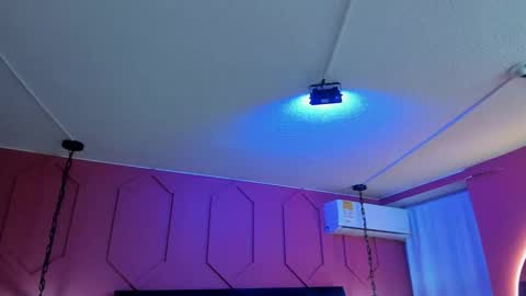 Snapshot of beauty_milf4 chatting on December 20, 11:39 am Chantall online show from December 20, 11:39 am