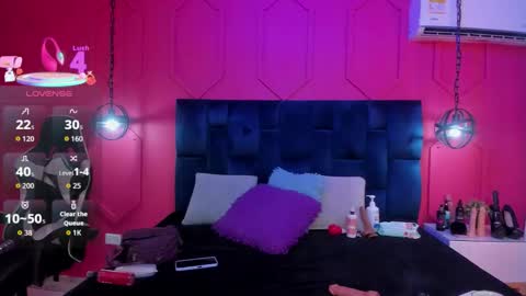 Snapshot of beauty_milf4 chatting on January 6, 11:36 am Chantall online show from January 6, 11:36 am