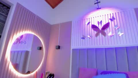 Snapshot of beauty_milf4 chatting on January 17, 3:22 am Chantall online show from January 17, 3:22 am