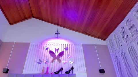 Snapshot of beauty_milf4 chatting on February 10, 3:32 am Chantall online show from February 10, 3:32 am