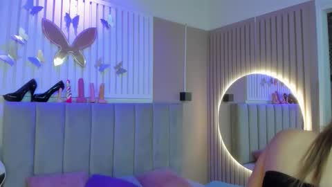 Snapshot of beauty_milf4 chatting on February 11, 3:44 am Chantall online show from February 11, 3:44 am