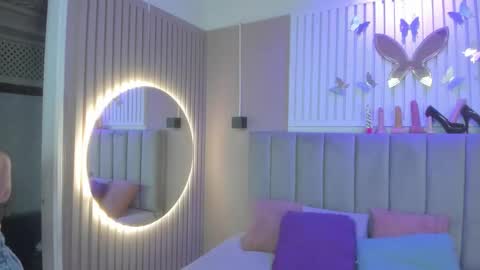 Snapshot of beauty_milf4 chatting on February 22, 3:29 am Chantall online show from February 22, 3:29 am