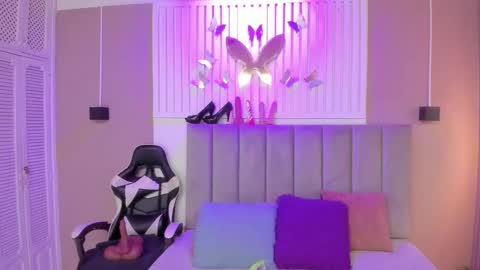 Snapshot of beauty_milf4 chatting on February 24, 3:26 am Chantall online show from February 24, 3:26 am