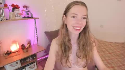 Snapshot of beautyeliise chatting on July 27, 8:10 am Eliise online show from July 27, 8:10 am