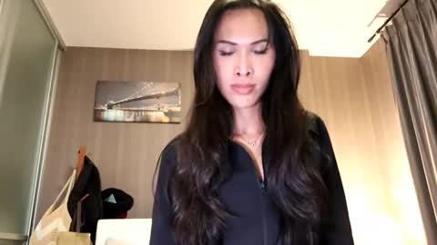 Snapshot of bee_thai chatting on June 3, 10:15 pm bee_thai online show from June 3, 10:15 pm