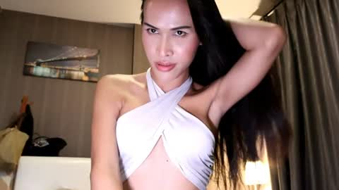 bee_thai online show from August 3, 8:45 pm