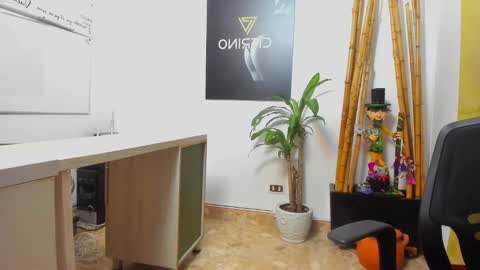 independent model online show from December 3, 5:42 am