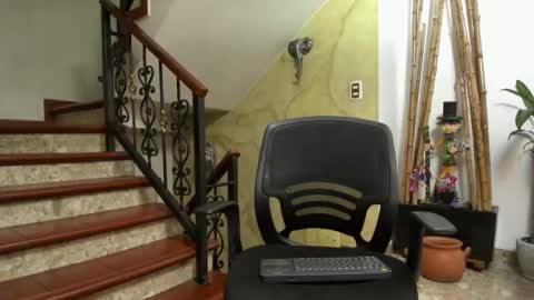 independent model online show from December 3, 11:46 pm